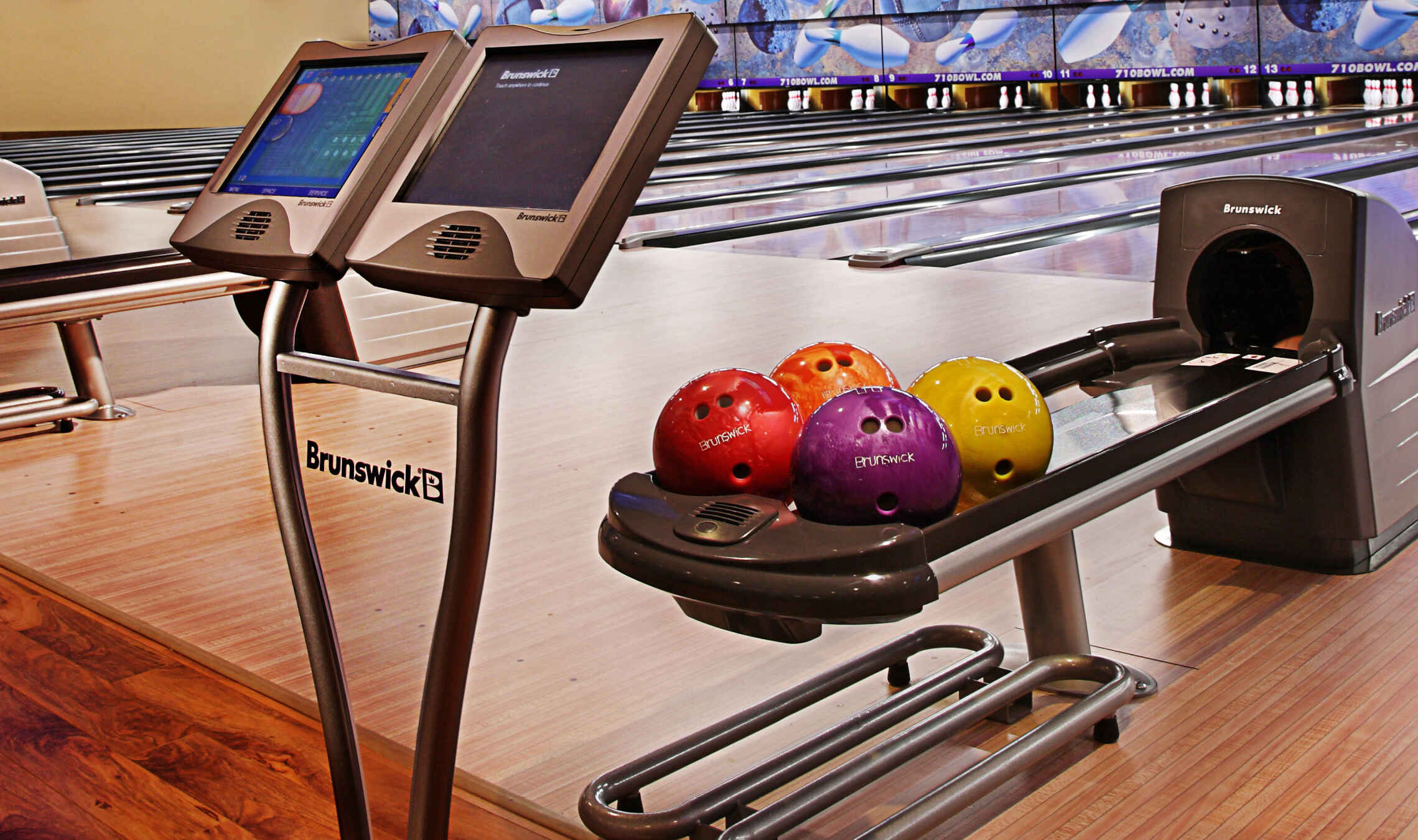 Боулинг ростов на дону. Brunswick боулинг. Меч для боулинга. Brunswick Bowling Equipment. Оборудование б/у для боулинг-клубов.