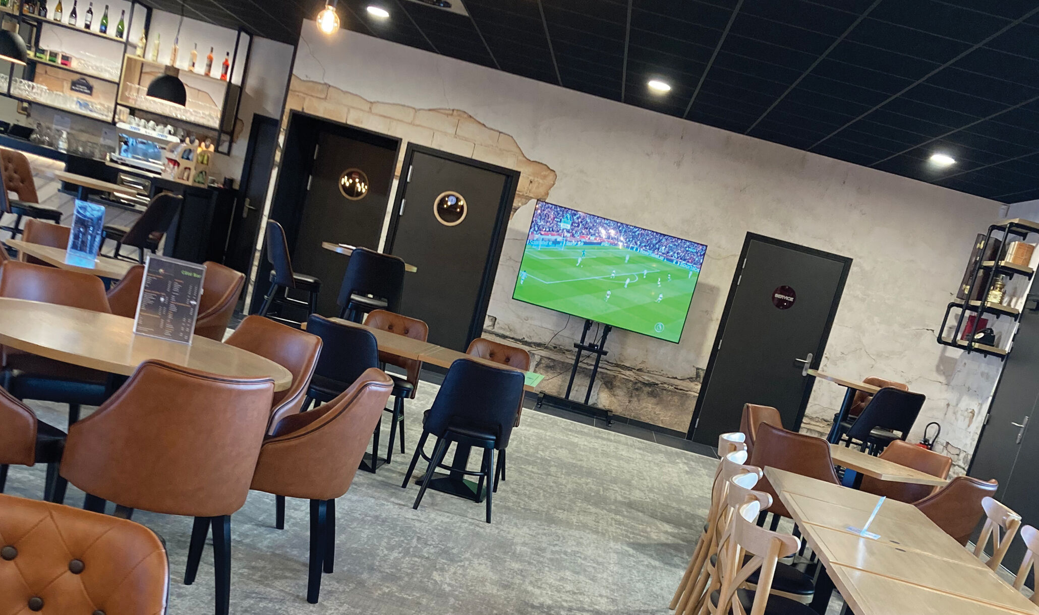 OSpare - Bourg-Achard, France - Restaurant and bar area-3