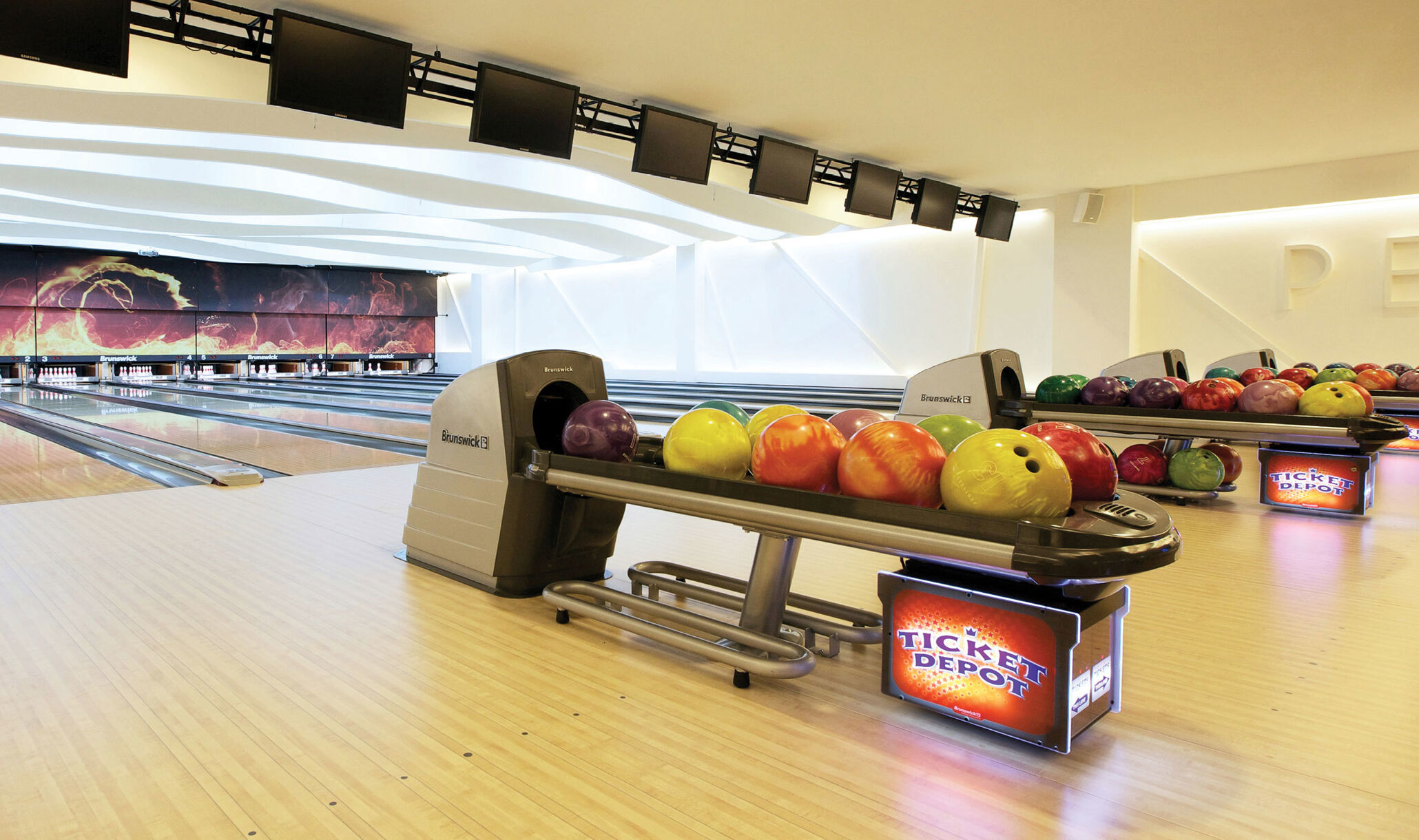 Pearl Bowling Center Budapest Hungary 16X9 06-2