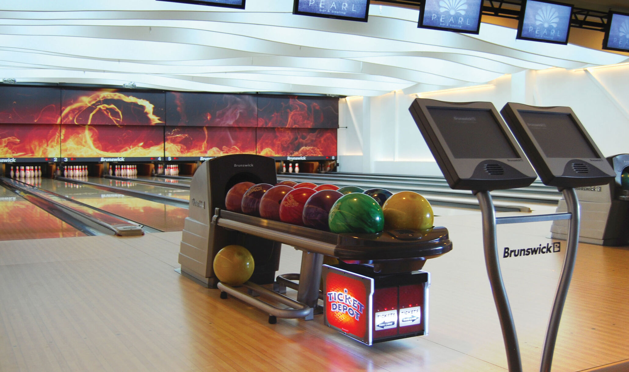 Pearl Bowling Center Budapest Hungary 16X9 08-3