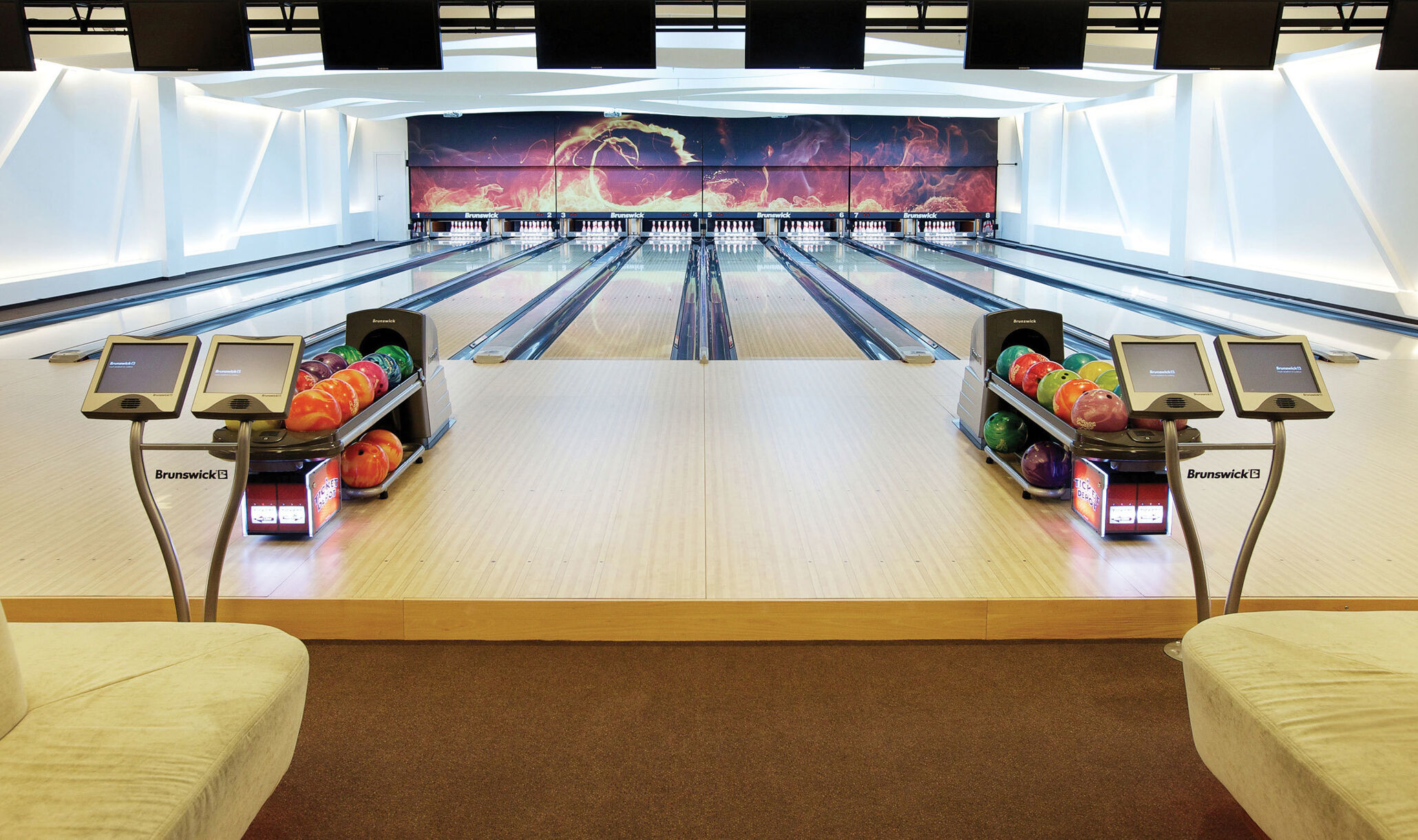 Pearl Bowling Center Budapest Hungary 16X9 09-2