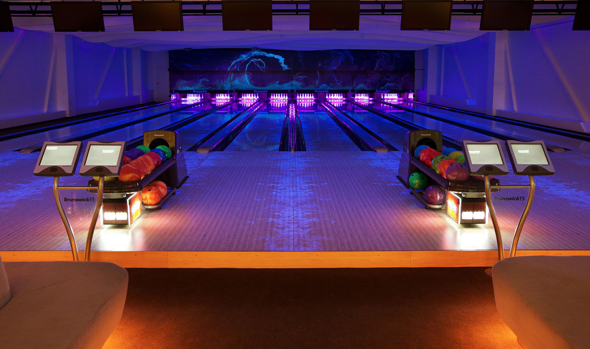 Pearl Bowling Center Budapest Hungary 16X9 10-1
