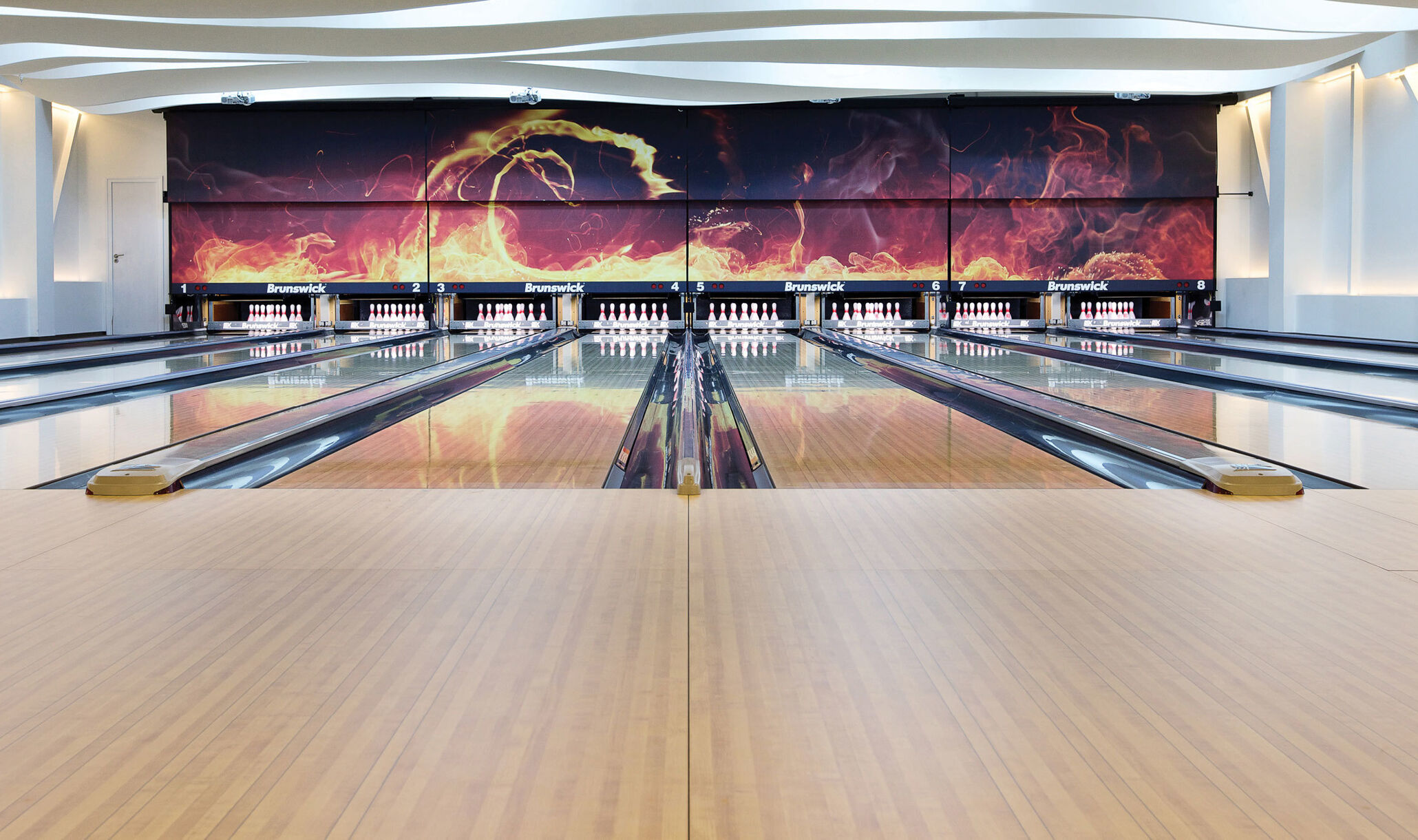 Pearl Bowling Center Budapest Hungary 16X9 04-1