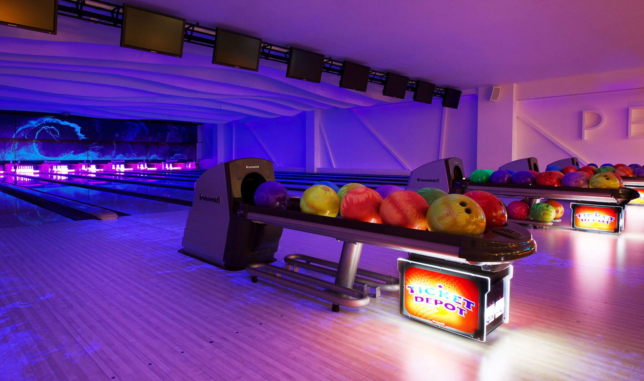 Pearl Bowling Center Budapest Hungary 16X9 07-1